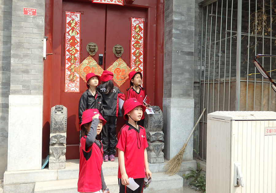Students doing scarvenger hunt in the hutongs
